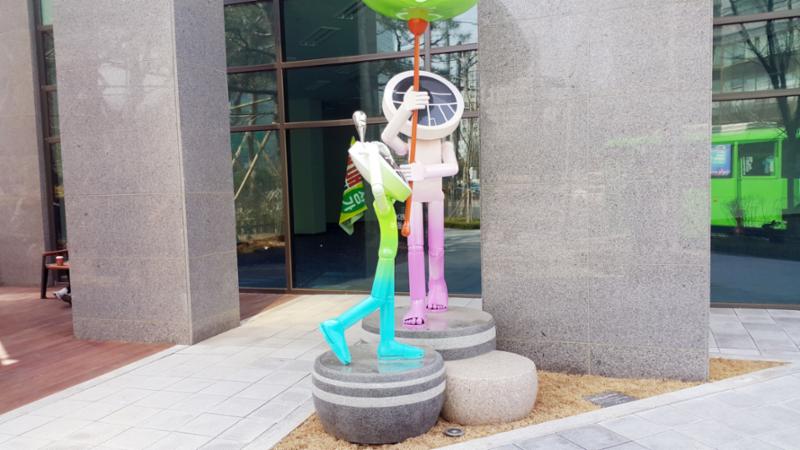 공덕더샵 단지 내에는 독특한 디자인의 조형물이 설치되어 있으며, 곳곳에 벤치도 마련되어 있어 더욱 쾌적한 주거환경을 누릴 수 있어요