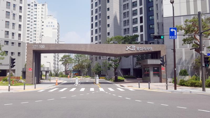 멋스러운 문주가 돋보이는 단지 정문이에요