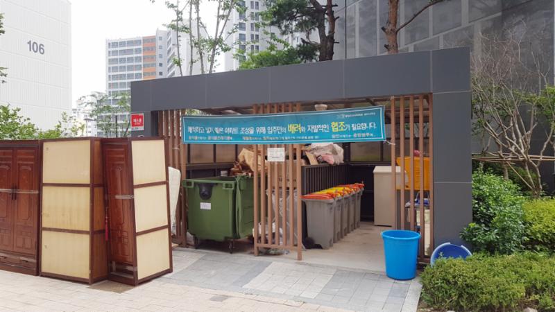 입주민들의 생활편의를 위하여 재활용 분리수거장을 야외에 별도로 설치하여 편의를 높였으며, 단지를 깨끗하게 관리할 수 있어요