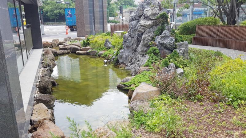 단지만의 특별한 조경을 선사하는 단지 조형물이에요