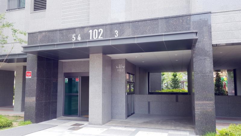 고급스러운 디자인의 공용현관 입구에요
