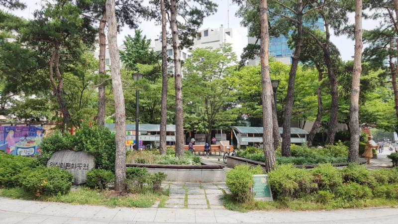 단지 인근에는 왕십리문화공원이 위치해 있어, 주민들이 편하게 휴식을 취하고 산책 및 운동을 즐길 수 있습니다