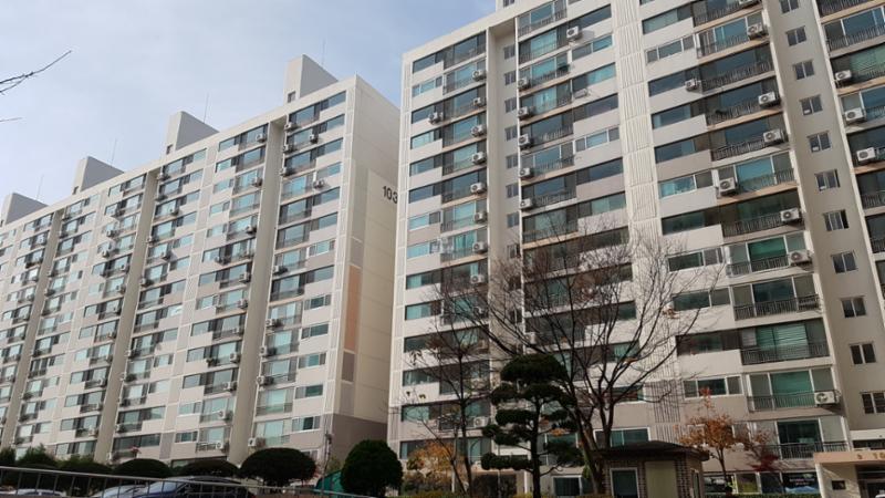 지하철 8호선 단대오거리역과 버스정류장이 단지 가까이 있어 민들이 안전하고 빠르고 편리하게 이용하실 수 있어요