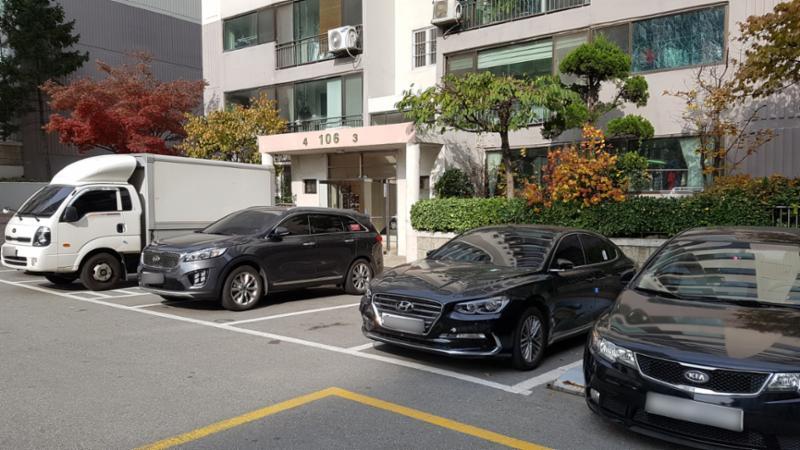 도로와 인접한 지상주차장 입니다