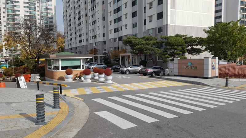 차량 출입기가 설치되어 있고 출입구에 경비초소가 있어 외부차량의 출입을 안전하게 관리하고 있어요
