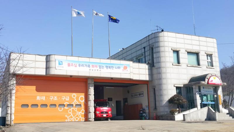 주민들의 안전을 위해 화재예방과 진압, 인명구조와 구급 등의 업무를 수행하는 위례119안전센터입니다