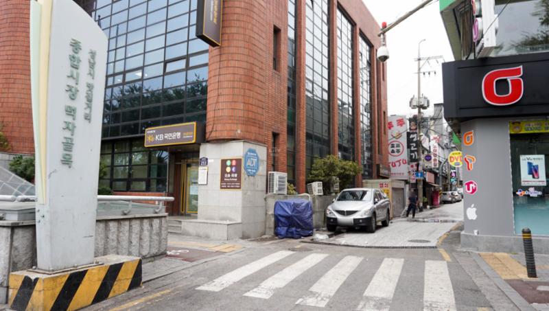 다양한 먹거리와 볼거리가 가득한 먹자골목이 인접해 있습니다