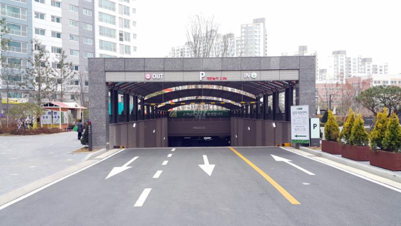 단지 내 주차장 출입구이고요