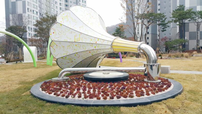 단지 내에 잔디로 마련되어 있는 조경공간이에요