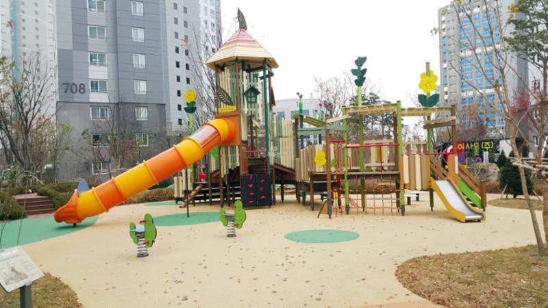 안전 바닥재를 설치한 놀이터에요