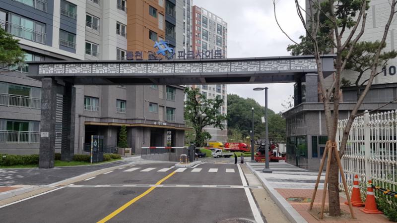 동천더샵파크사이드 아파트 단지 정문이에요