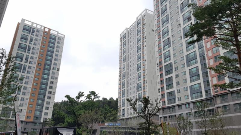 고급스러운 디자인과 차별화된 분위기로 단지의 품격을 한층 더 높이는 동천더샵파크사이드 아파트 단지 전경 모습이에요