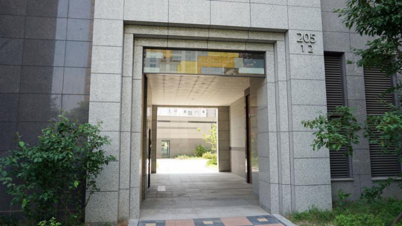 필로티 구조의 멋스러운 205동의 공동현관이에요