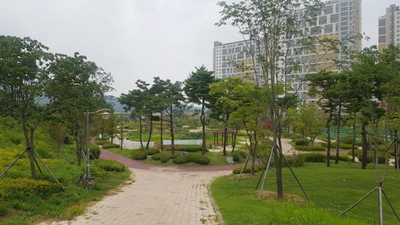 단지 주변에 위치한 물향기마을 공원입니다