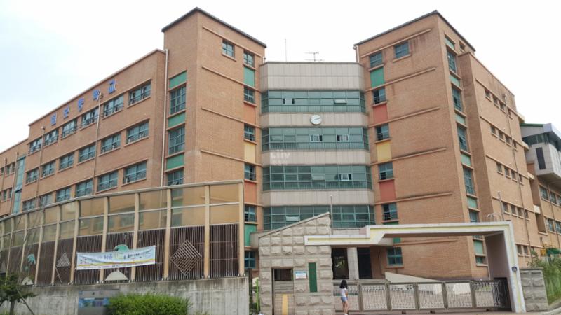 단지 인근에 위치한 칠보중학교 입니다
