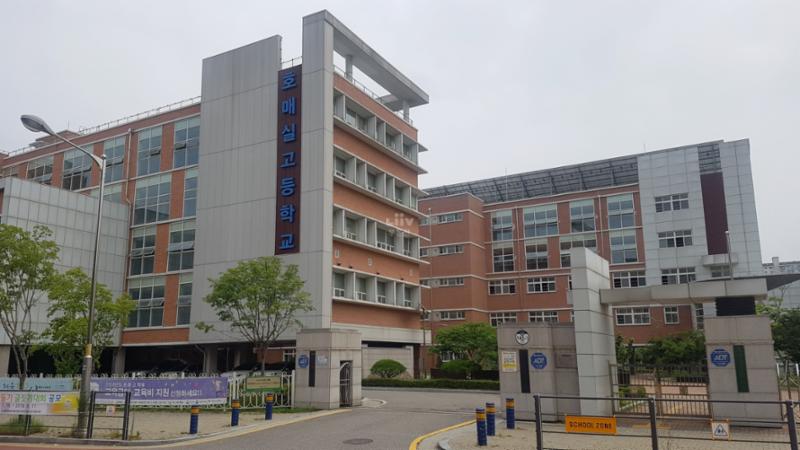 단지 인근에 위치한 호매실고등학교입니다