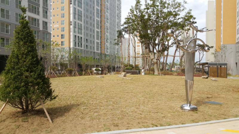 사계절의 풍부한 자연을 느낄 수 있는 단지 내 중앙광장이에요