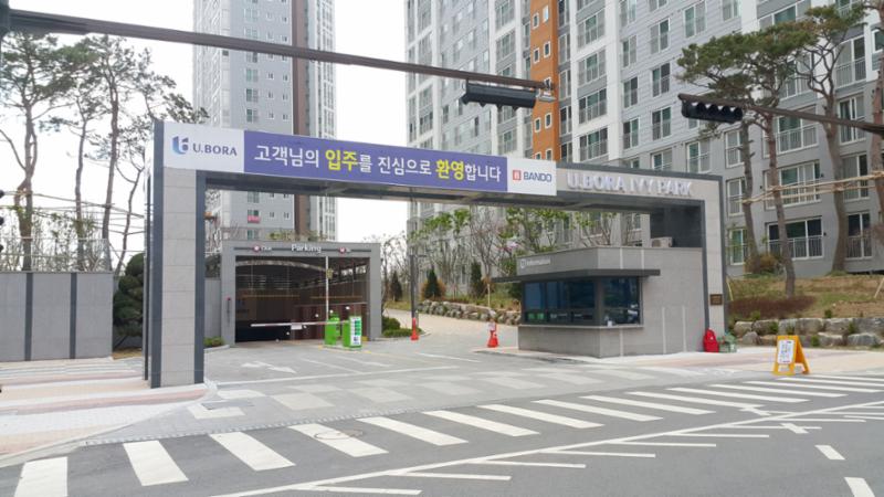 멋스러운 문주가 돋보이는 단지 정문이에요