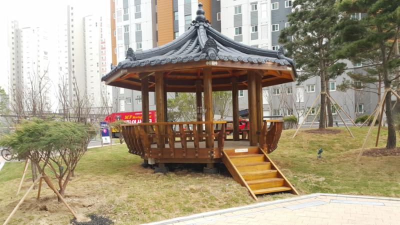 멋스러운 조경시설과 조화롭게 꾸며진 주민쉼터 공간이에요