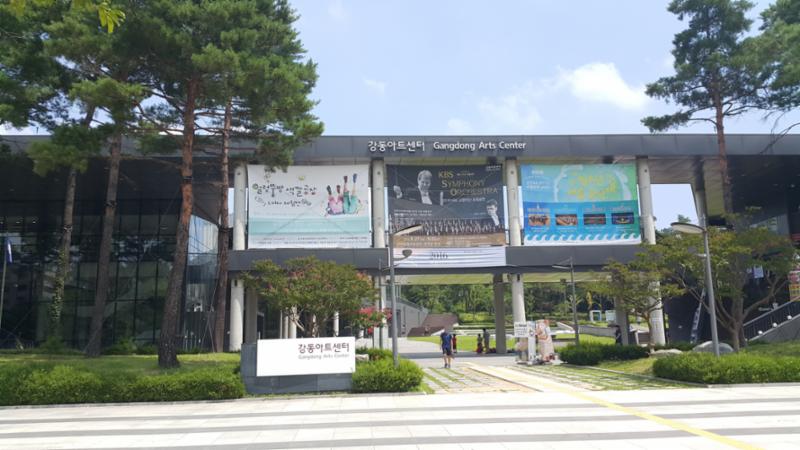 단지 주변에 강동아트센터가 있어 다양한 볼거리, 놀거리가 존재하며 하여 수준 높은 문화 생활을 즐길 수 있습니다