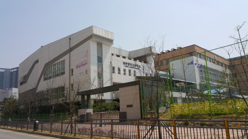 2015년 개교한 동탄중앙고등학교 입니다