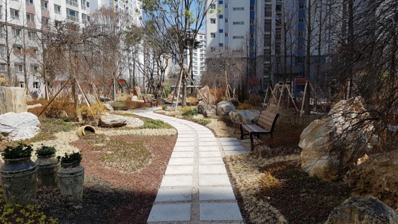 자연 친화적인 공간으로 꾸며진 단지 내 공원이에요
