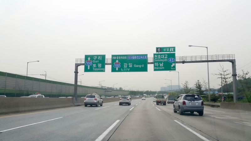조정대로와 외곽순환고속도로를 교차하는 상일 IC 입니다