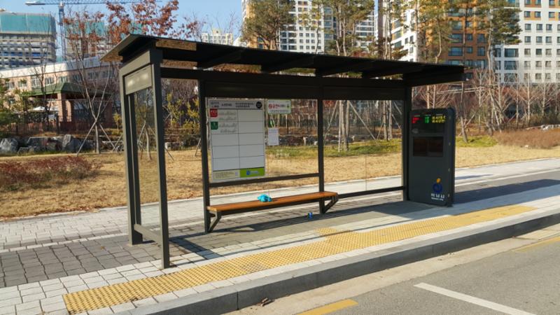 도보 거리에 이용 가능한 버스 정류장 입니다