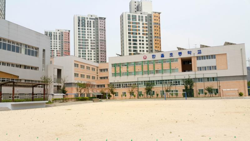단지 주변으로 배정학교인 한홀초등학교가 있습니다