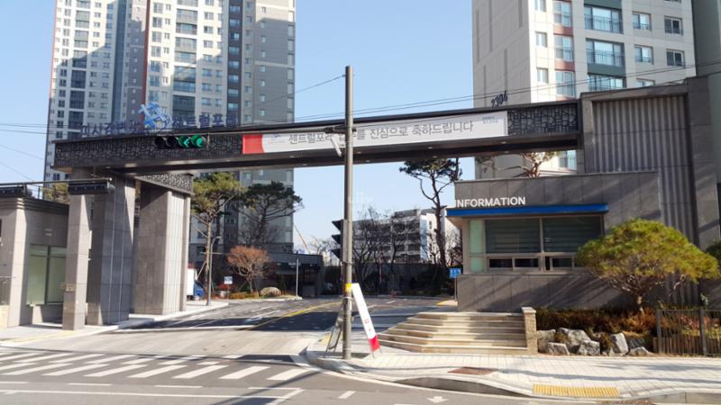 고급스러운 대리석 문주를 갖춘 단지 정문이에요