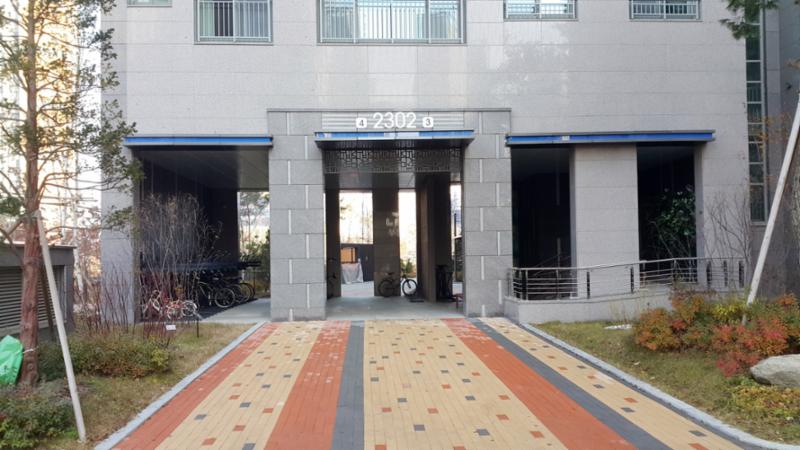 필로티 구조로 구성되어 깔끔하고 고급스러운 보안시설이 설치된 공용현관이에요
