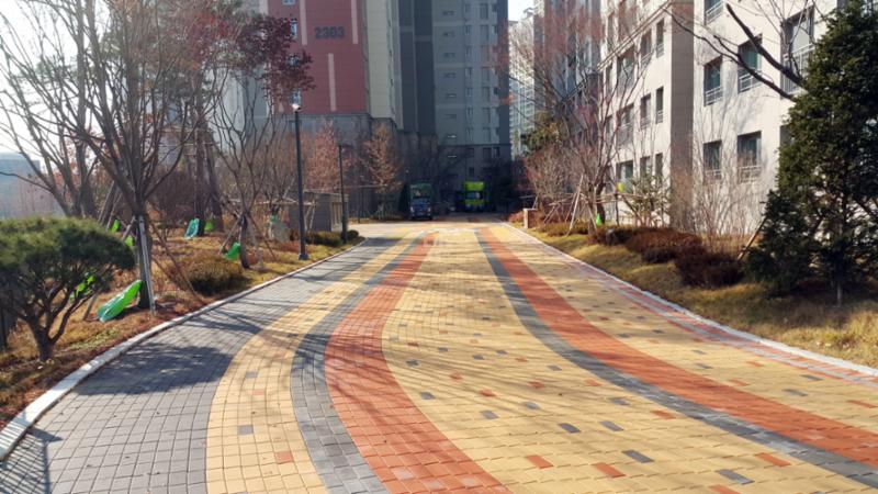 지상에 차가 없는 단지로 차선이 없는 단지 내 보행로입니다