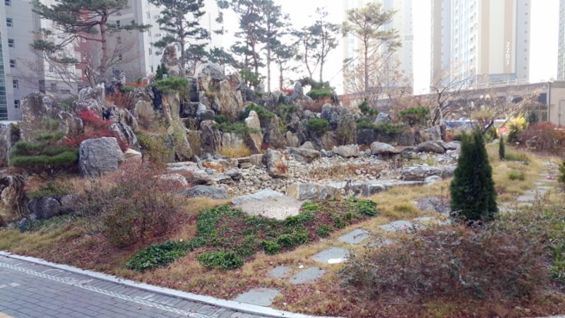 단지 내에 다양한 종류의 나무들이 조성된 공원이 있어요