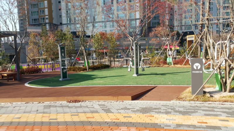 단지 밖으로 멀리 나가지 않고도 단지 내에서 가볍게 스트레칭 및 운동을 즐길 수 있는 주민운동시설이에요