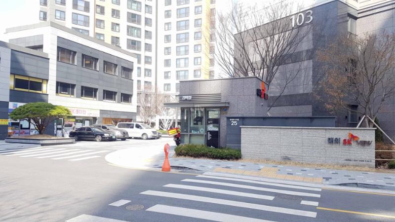 대치SK뷰 단지 정문이에요
