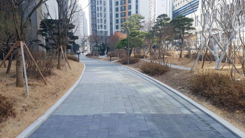 단지와 어울리는 단지내도로의 모습이에요