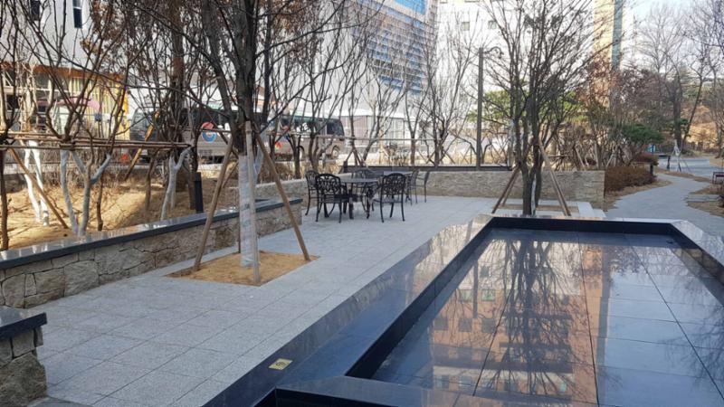 대치SK뷰 단지 내 멋스러운 조경이 설치되어 있어요