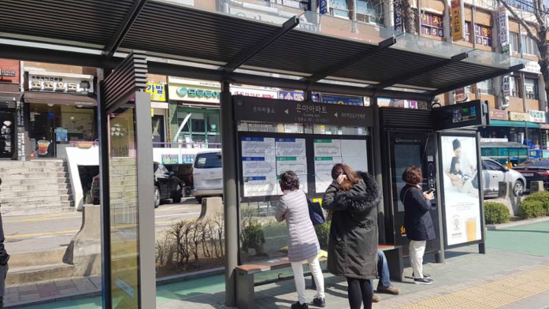 단지와 근접하게 버스정류장이 위치하고 있어, 이용이 편리하고 다수의 노선이 존재해 출퇴근시 이용이 매우 용이합니다