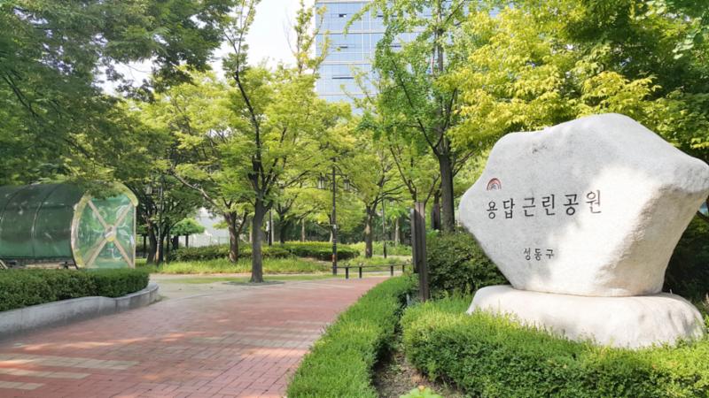 단지 주변에 위치한 용답근린공원입니다