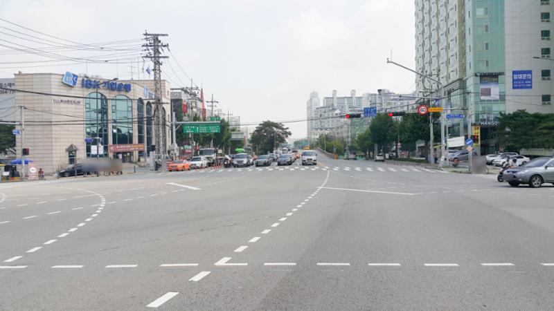 단지 주변에 위치한 신답역사거리입니다