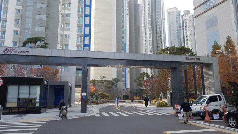 힐스테이트청계의 정문 출입구에요