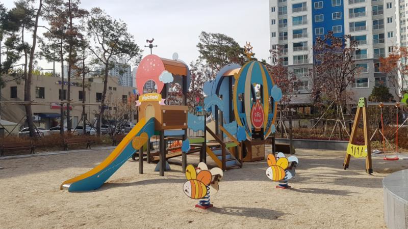 힐스테이트청계의 단지 내 어린이 놀이터에요