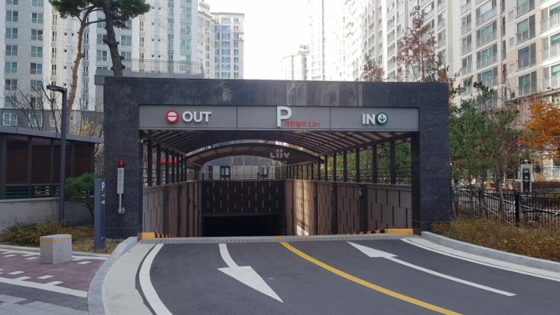 힐스테이트청계의 지하주차장 출입구에요