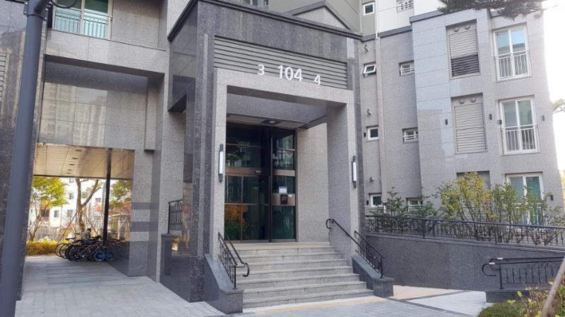 힐스테이트청계의 104동 1층 공용현관 입구에요