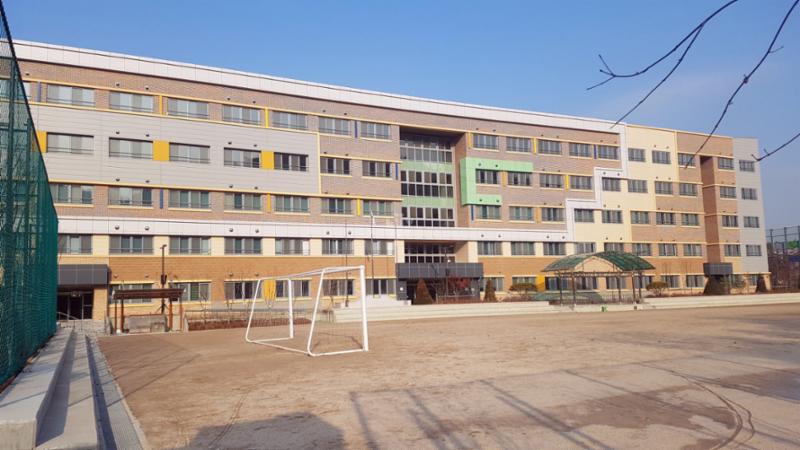 단지 주변에 위치해 있는 신리고등학교입니다