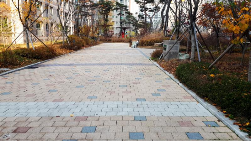 호반베르디움5차 내에 조성되어 있는 산책로에요
