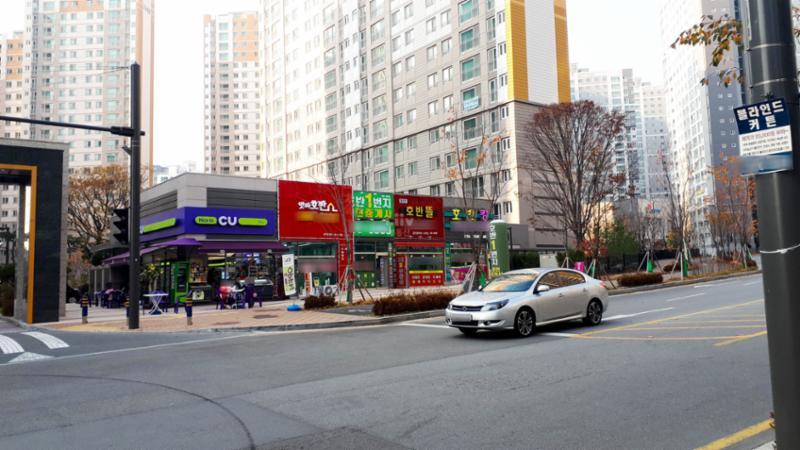 단지 내에 위치한 상가 모습이에요