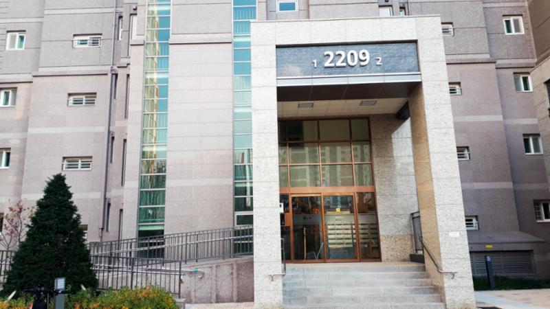 고급스러운 디자인의 공용현관 입구에요