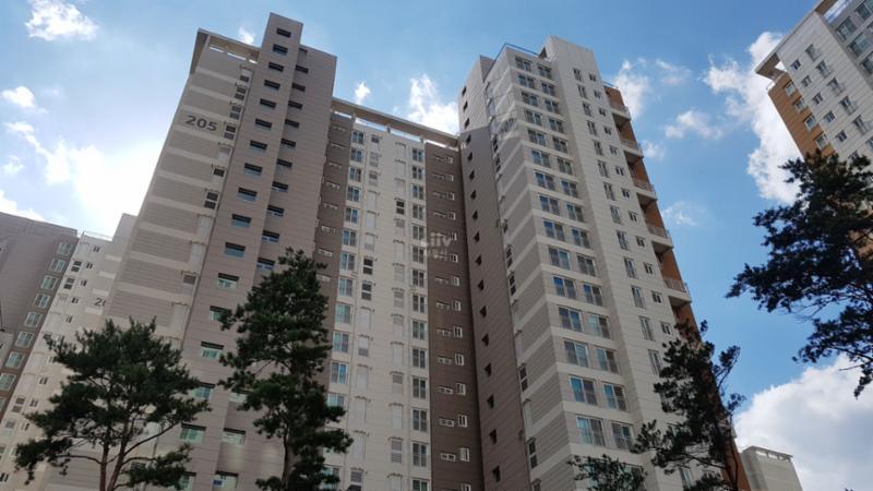 상도두산위브트레지움2차의 깔끔하고 세련된 디자인의 단지전경이에요