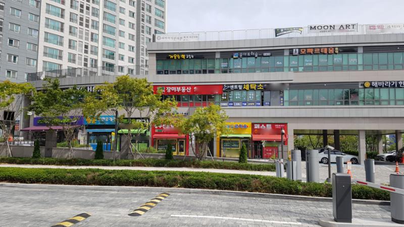 정문 주변으로 상가가 조성되어 있으며, 편의점, 부동산, 미용실, 세탁소, 마트 등 다양한 상가들이 입점해 있어요